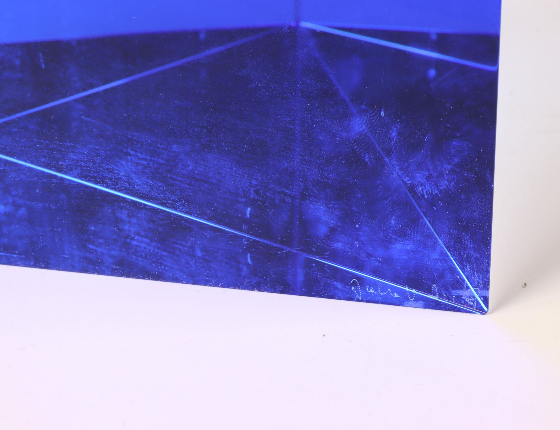 Jacob Vincent (XX), blauw optisch geslepen sculptuur, - Image 3 of 4