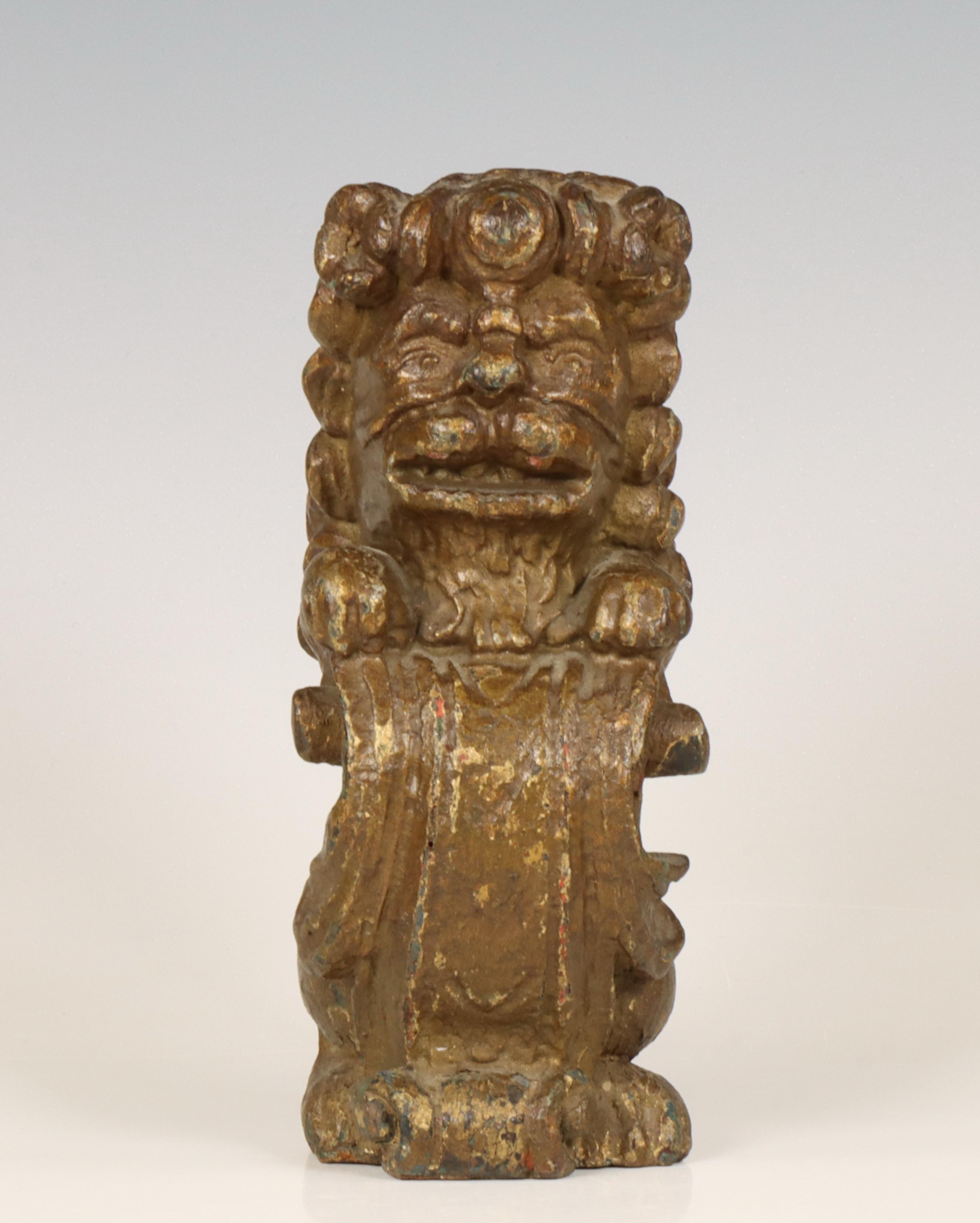 Batavia, gestoken houten sculptuur van opstaande leeuw, 18e eeuw;