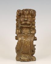 Batavia, gestoken houten sculptuur van opstaande leeuw, 18e eeuw;