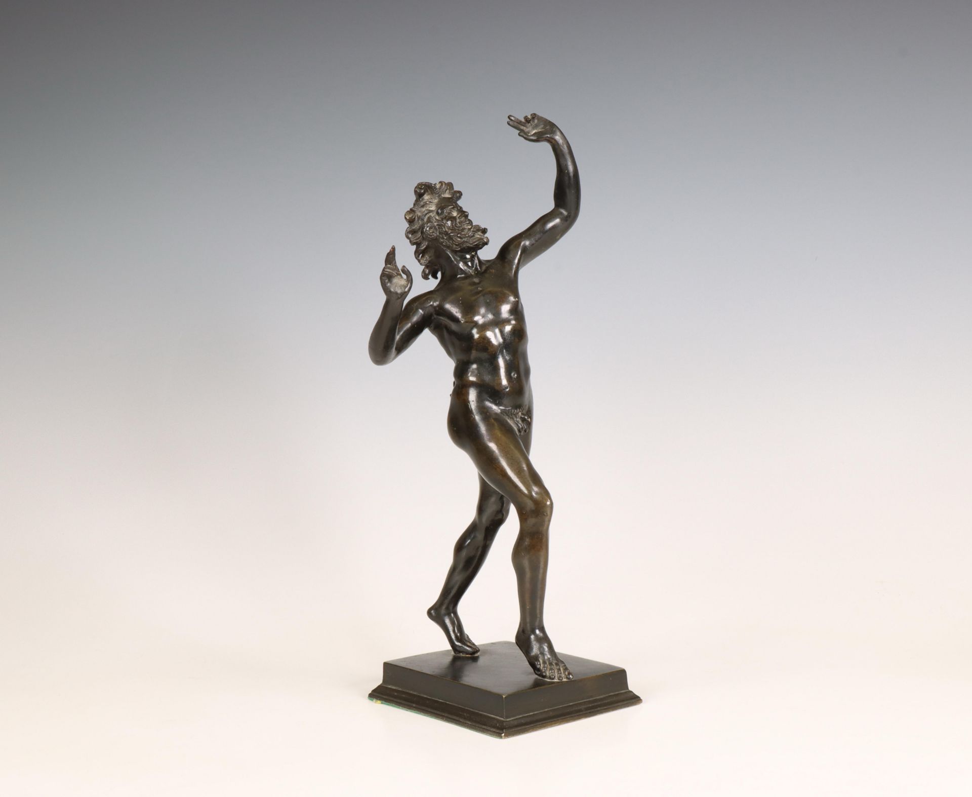 Italië, zwart gepatineerd bronzen sculptuur van dansende faun, ca. 1900;