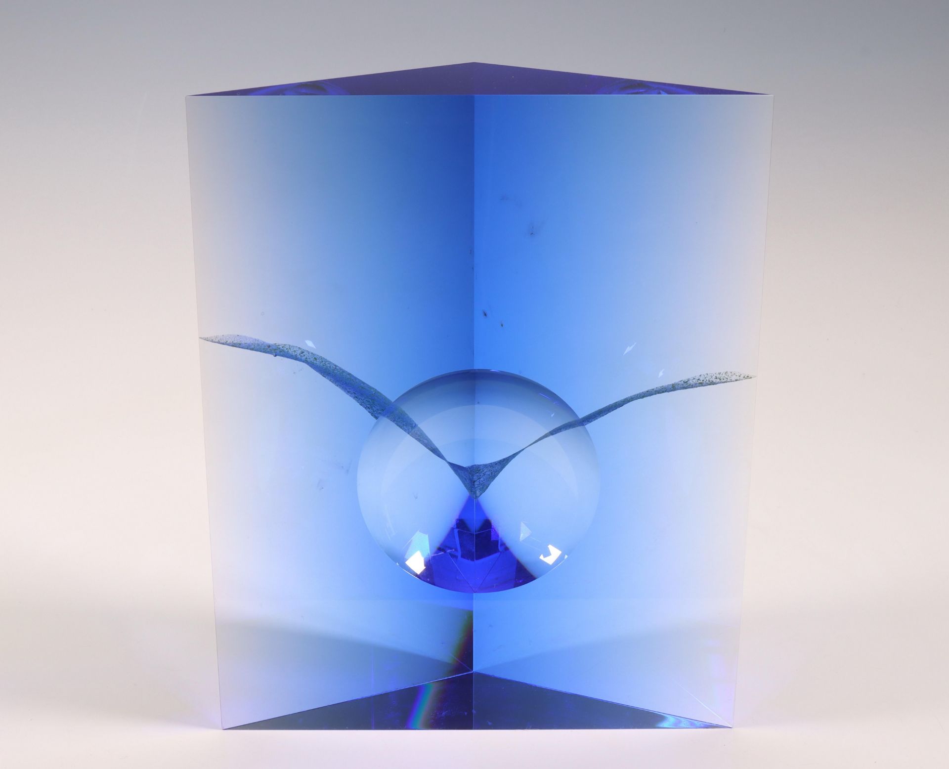 Jacob Vincent (XX), blauw optisch geslepen sculptuur, - Image 2 of 4