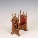 Spanje, cederhouten miniatuur wiegje in Gotische stijl, 17e-18e eeuw.