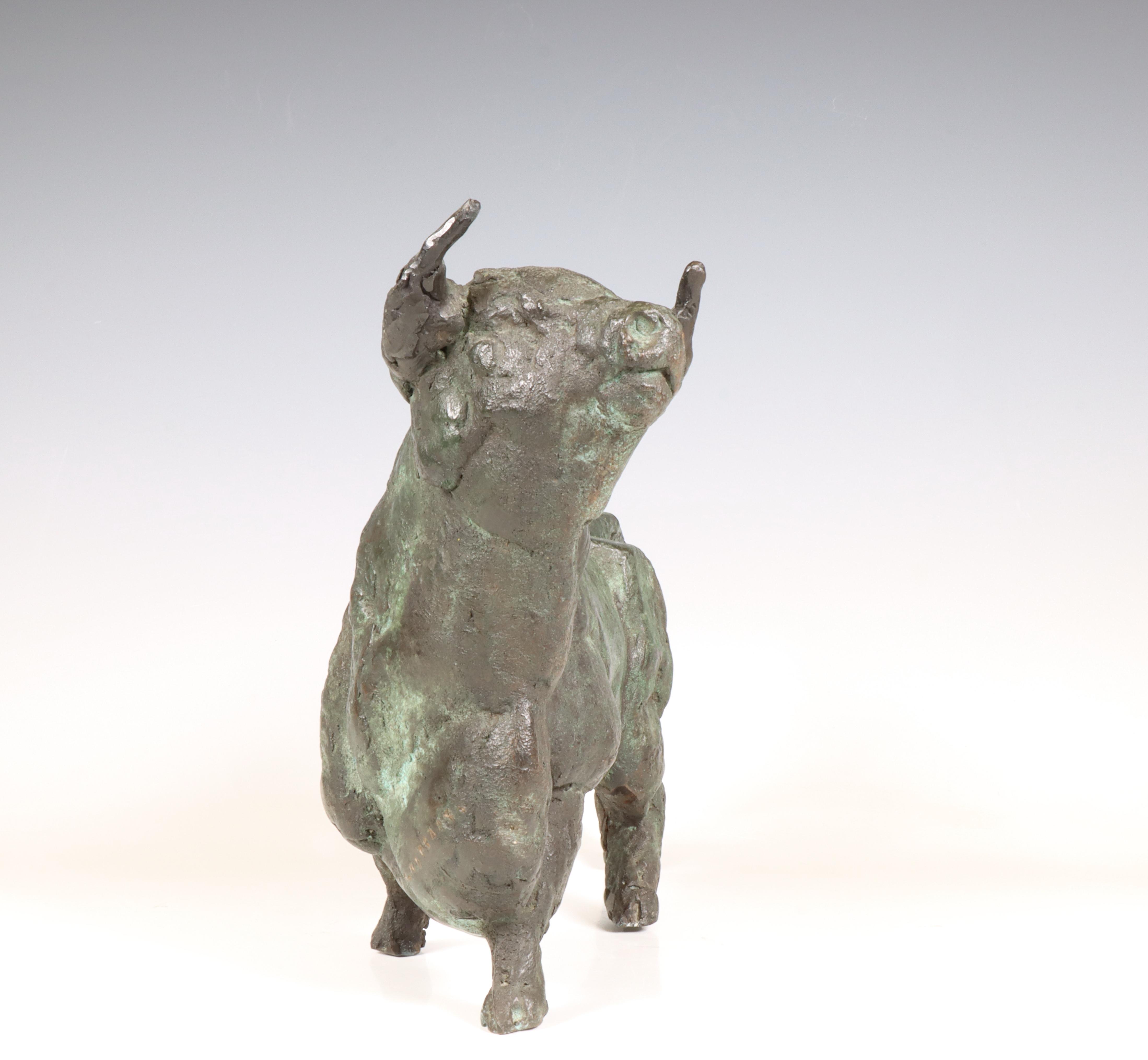Theo Mackaay (geb. 1950), groen gepatineerd bronzen sculptuur 'Spaanse stier', 1990. - Image 3 of 7