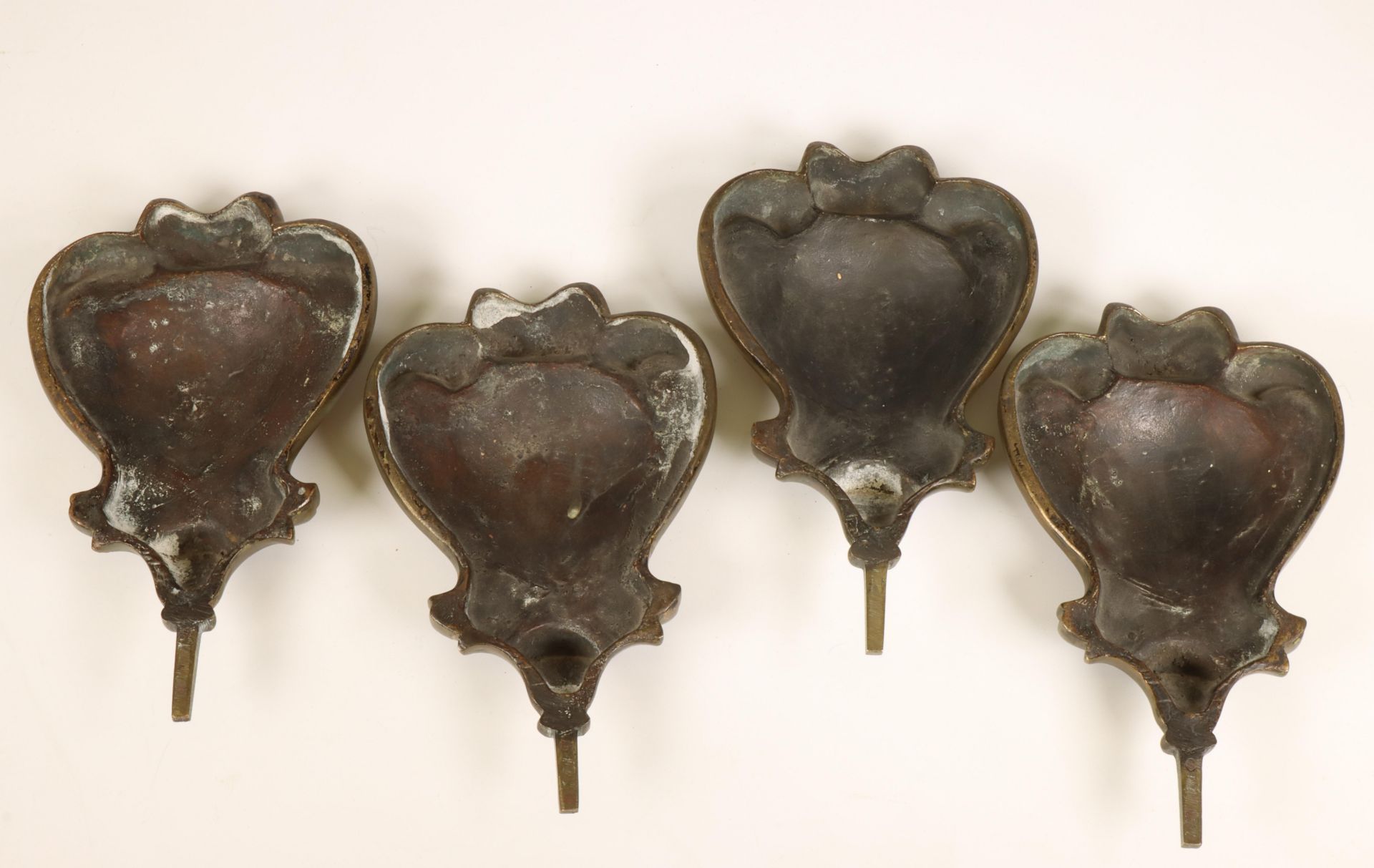 Italië, vier gepatineerde bronzen lamp appliques, laat 17e eeuw; - Bild 2 aus 2