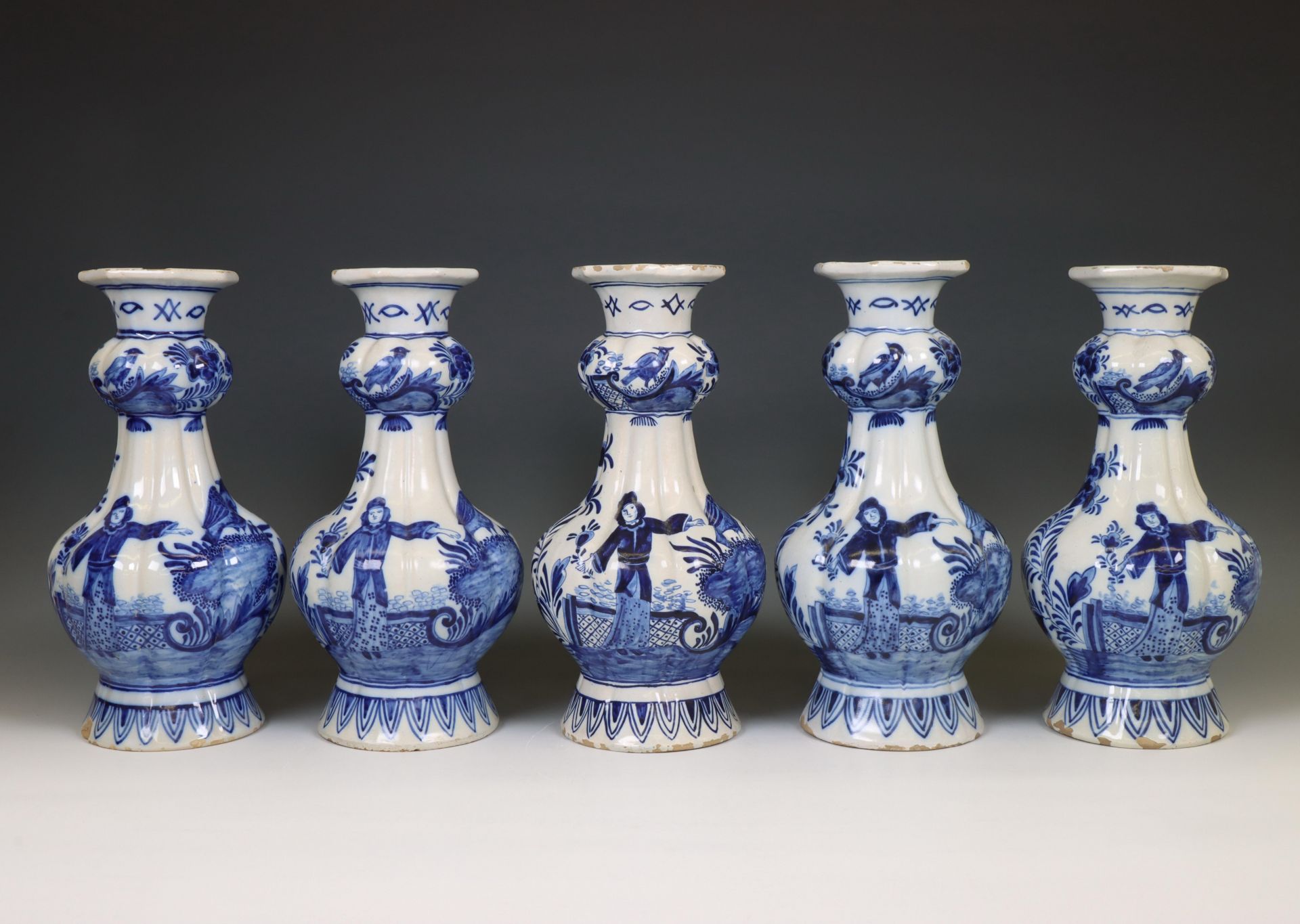 Delft, Van Duijn, een set van vijf geribde blauw-wit aardewerken knobbelvazen, 19e eeuw,