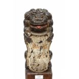 Batavia, gestoken houten en polychroom geschilderde sculptuur van Chinese leeuw, 18e eeuw;