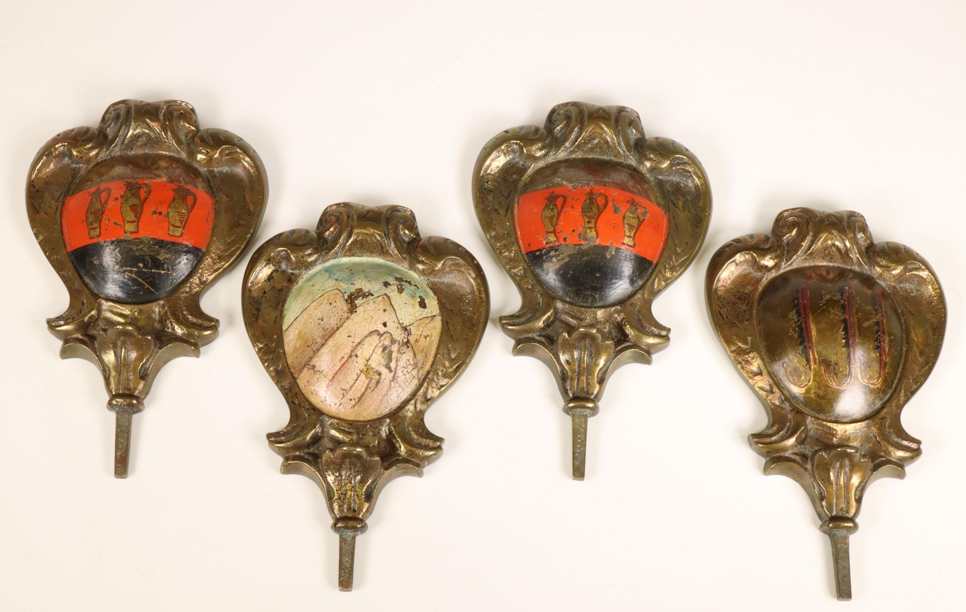 Italië, vier gepatineerde bronzen lamp appliques, laat 17e eeuw;