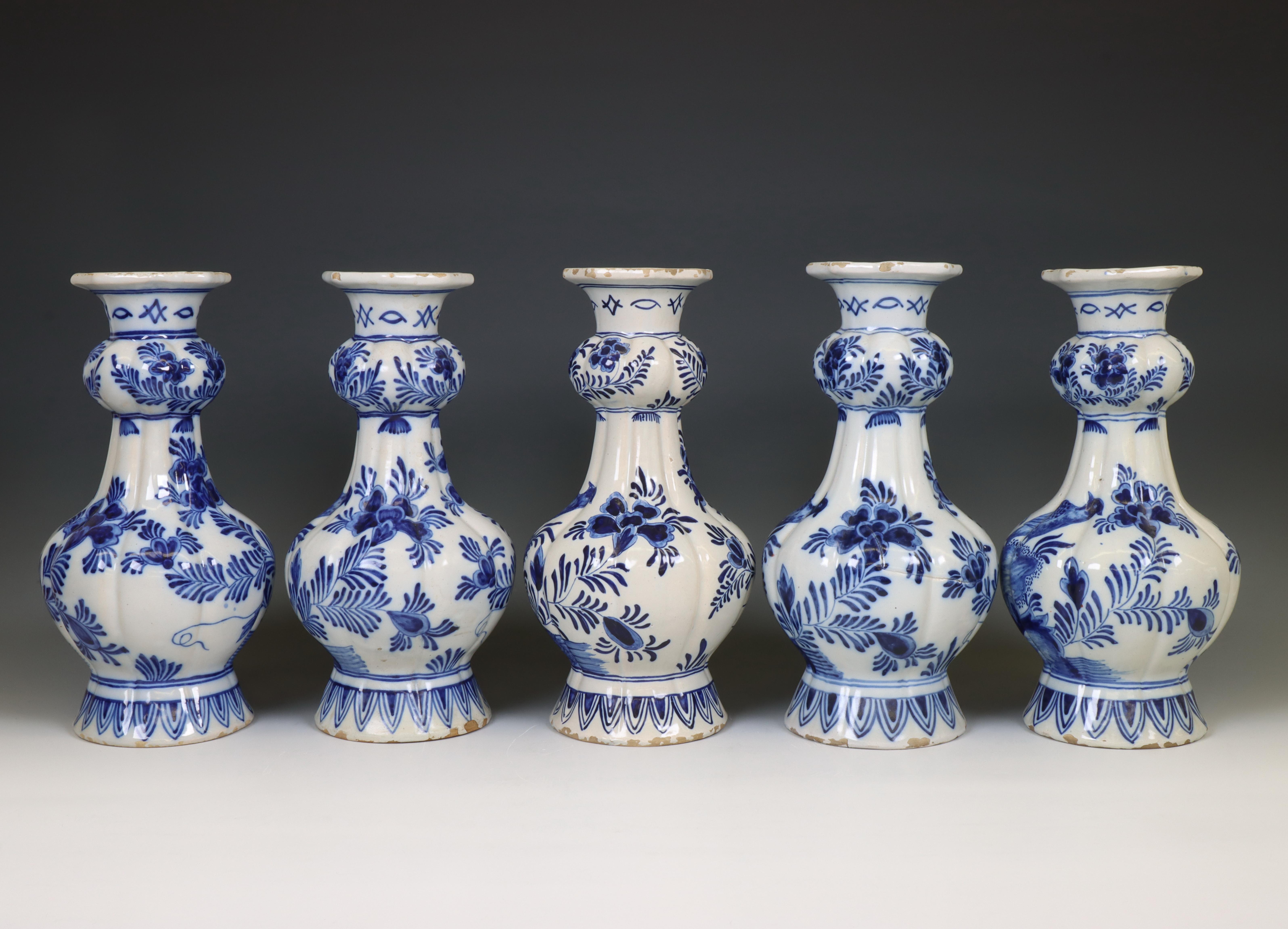 Delft, Van Duijn, een set van vijf geribde blauw-wit aardewerken knobbelvazen, 19e eeuw, - Image 2 of 5