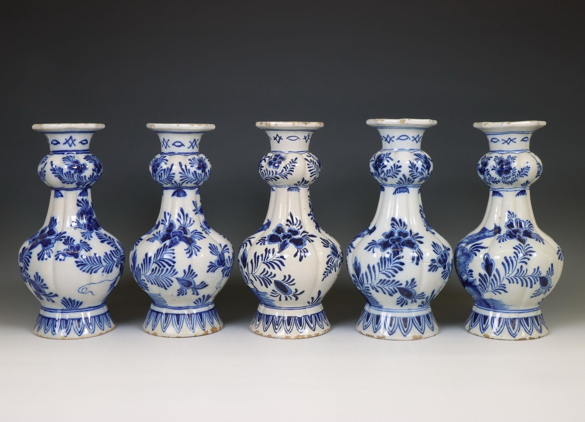 Delft, Van Duijn, een set van vijf geribde blauw-wit aardewerken knobbelvazen, 19e eeuw, - Bild 2 aus 5