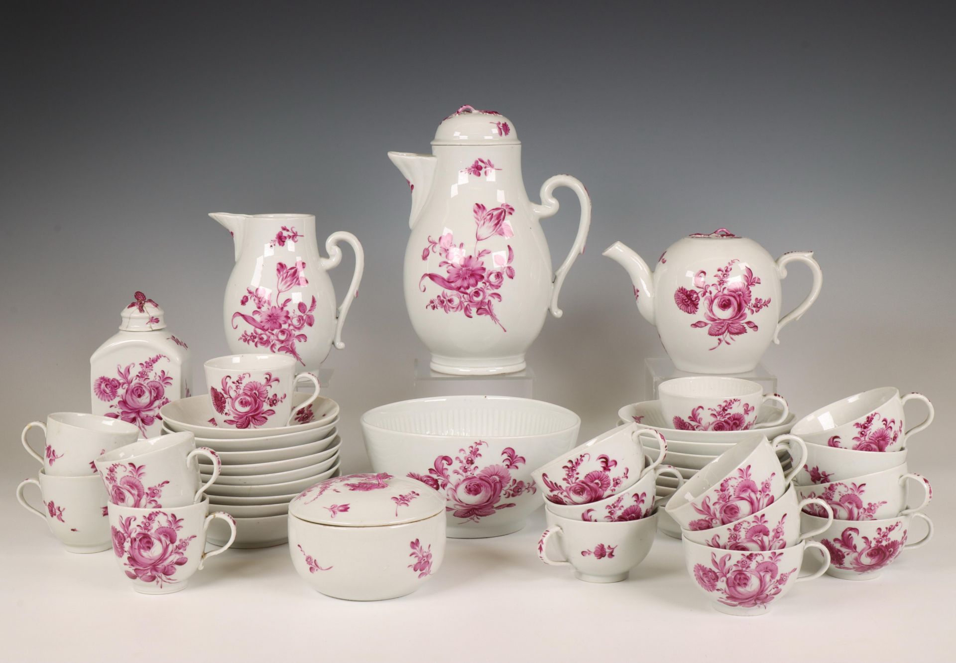 Rudolstadt-Volkstedt, paars gedecoreerd floraal porseleinen koffie- en theeservies, 19e eeuw,