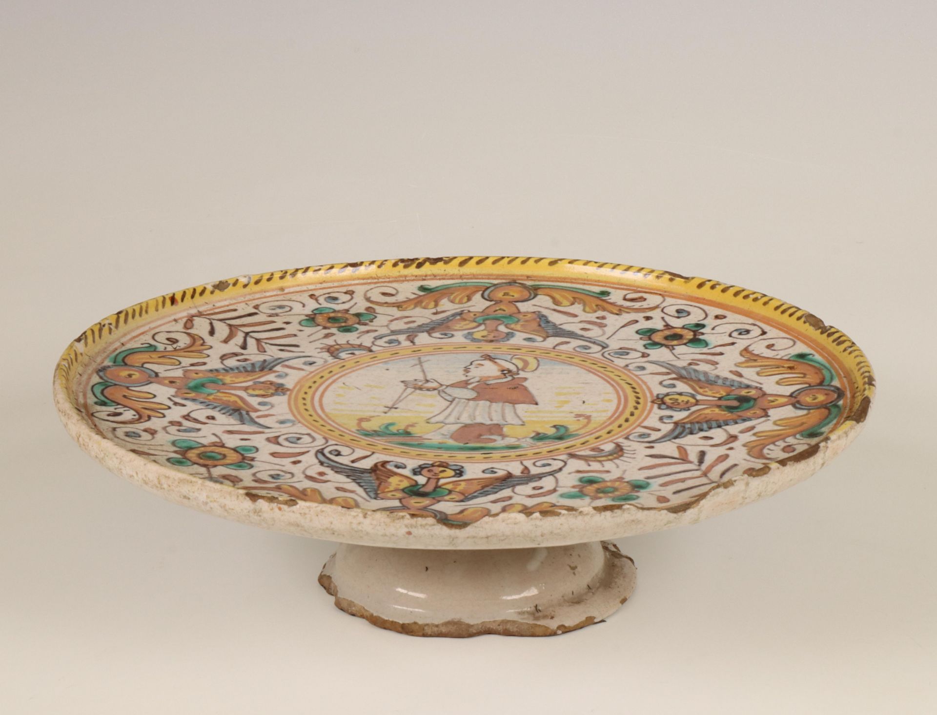 Italië, majolica aardewerk tazza, 17e eeuw.