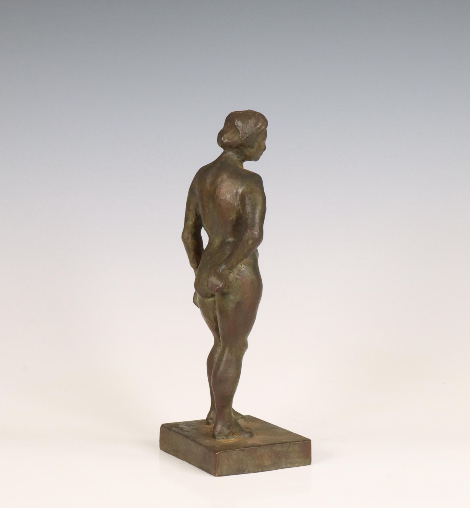 George Grard (1901-1984) Groen gepatineerd bronzen sculptuur staand naakt, circa 1950. - Image 3 of 7