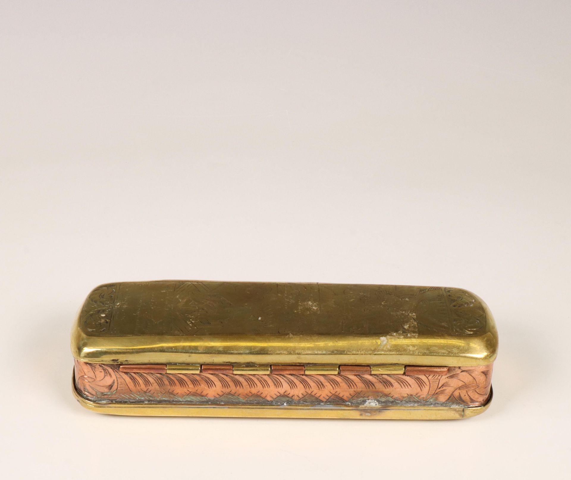 Geel- en roodkoperen tabaksdoos, 18e eeuw; - Bild 4 aus 5