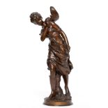 Mathurin Moreau (1822-1912), Bruin gepatineerd bronzen sculptuur van ganzenhoedster. Circa 1900.