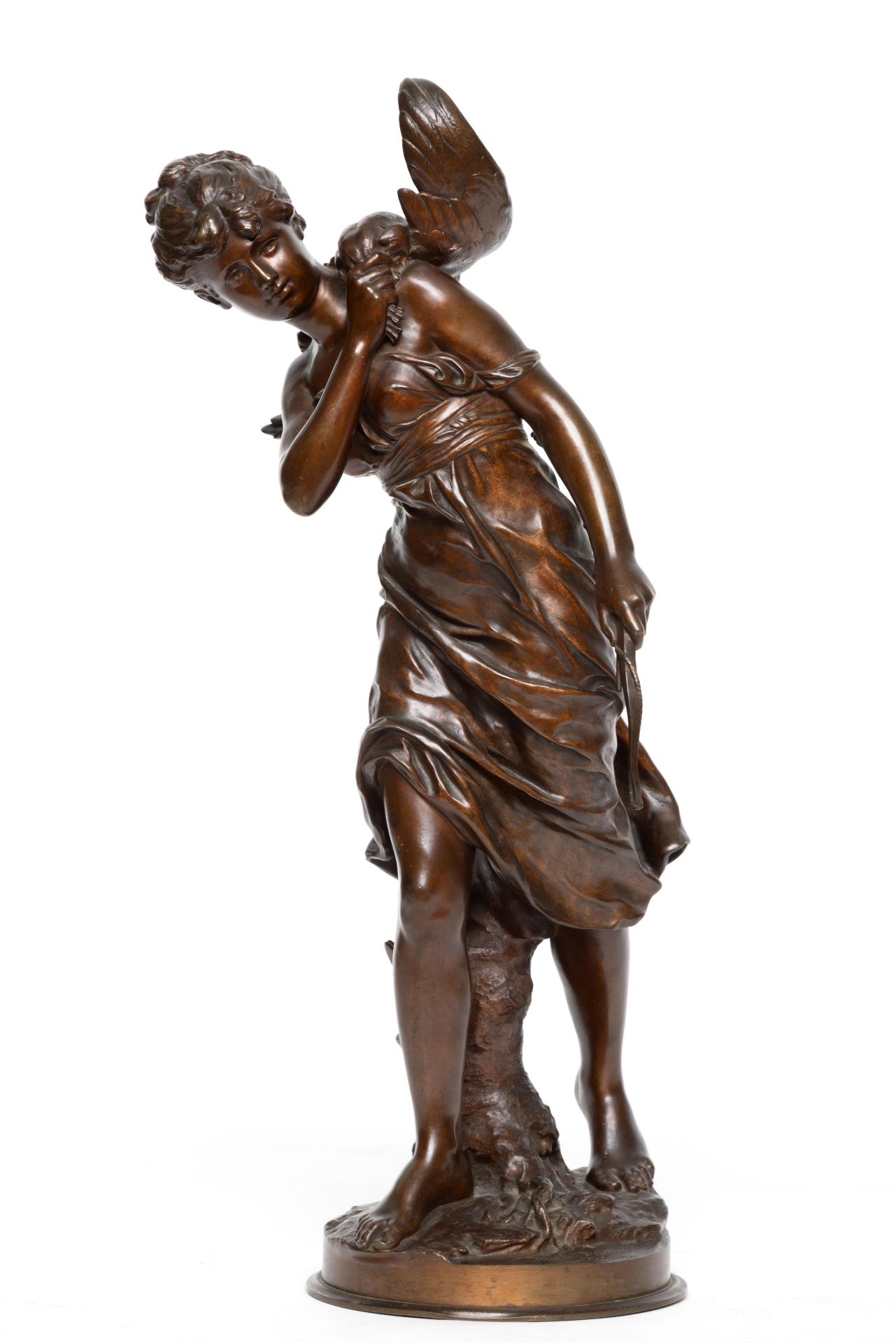 Mathurin Moreau (1822-1912), Bruin gepatineerd bronzen sculptuur van ganzenhoedster. Circa 1900.