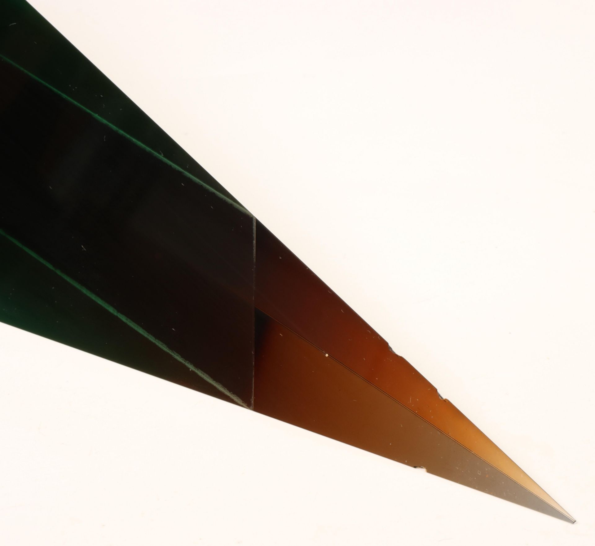 Lubomir Artz (1946-2015), geslepen en gepolijste glassculptuur "Coloured Pyramid", circa 1990. - Image 3 of 5