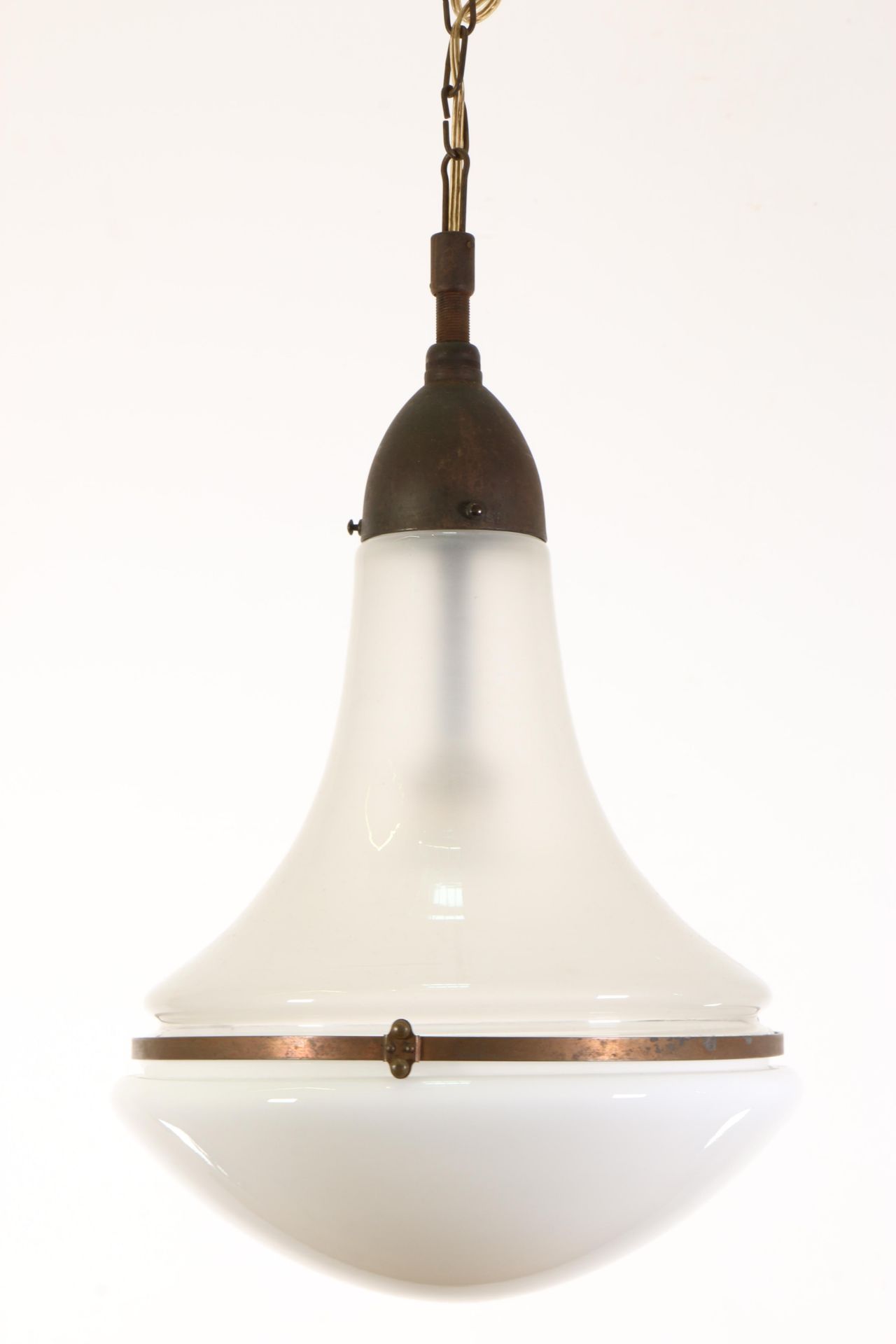 Peter Behrens (1868-1940), twee gesatineerde en wit opaline glazen hanglampen voor Siemens, 'Luzette