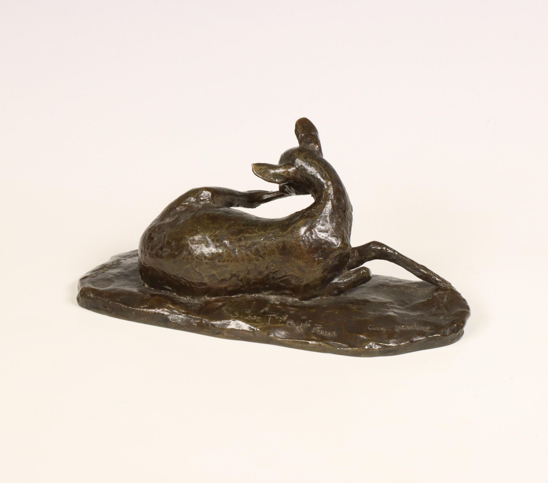 Ary Jean Leon Bitter [1883-1973], bruin gepatineerd bronzen sculptuur [Biche se léchant la patte], c - Image 2 of 7