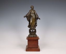 Bruin gepatineerd bronzen sculptuur voorstellende Moeder Gods, 19e eeuw;