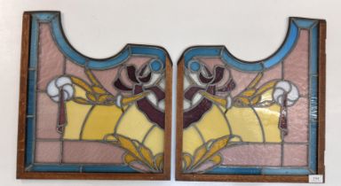 Set van vier art nouveau gekleurd glas in lood bovenlichten met floraal motief,