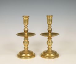 Twee bronzen eenlichts kraagkandelaars. 18e eeuw.