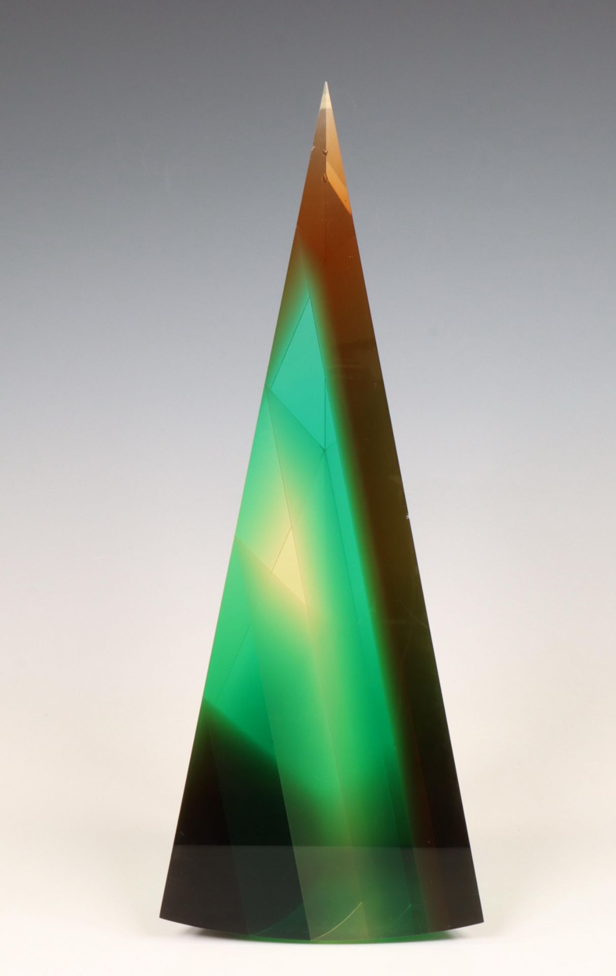 Lubomir Artz (1946-2015), geslepen en gepolijste glassculptuur "Coloured Pyramid", circa 1990. - Bild 2 aus 5