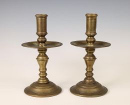 Paar bronzen kraagkandelaars, 18e eeuw