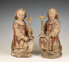 Duitsland, paar gestoken houten en polychroom geschilderde sculpturale kandelaren, 16e eeuw;
