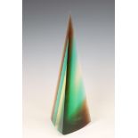 Lubomir Artz (1946-2015), geslepen en gepolijste glassculptuur "Coloured Pyramid", circa 1990.