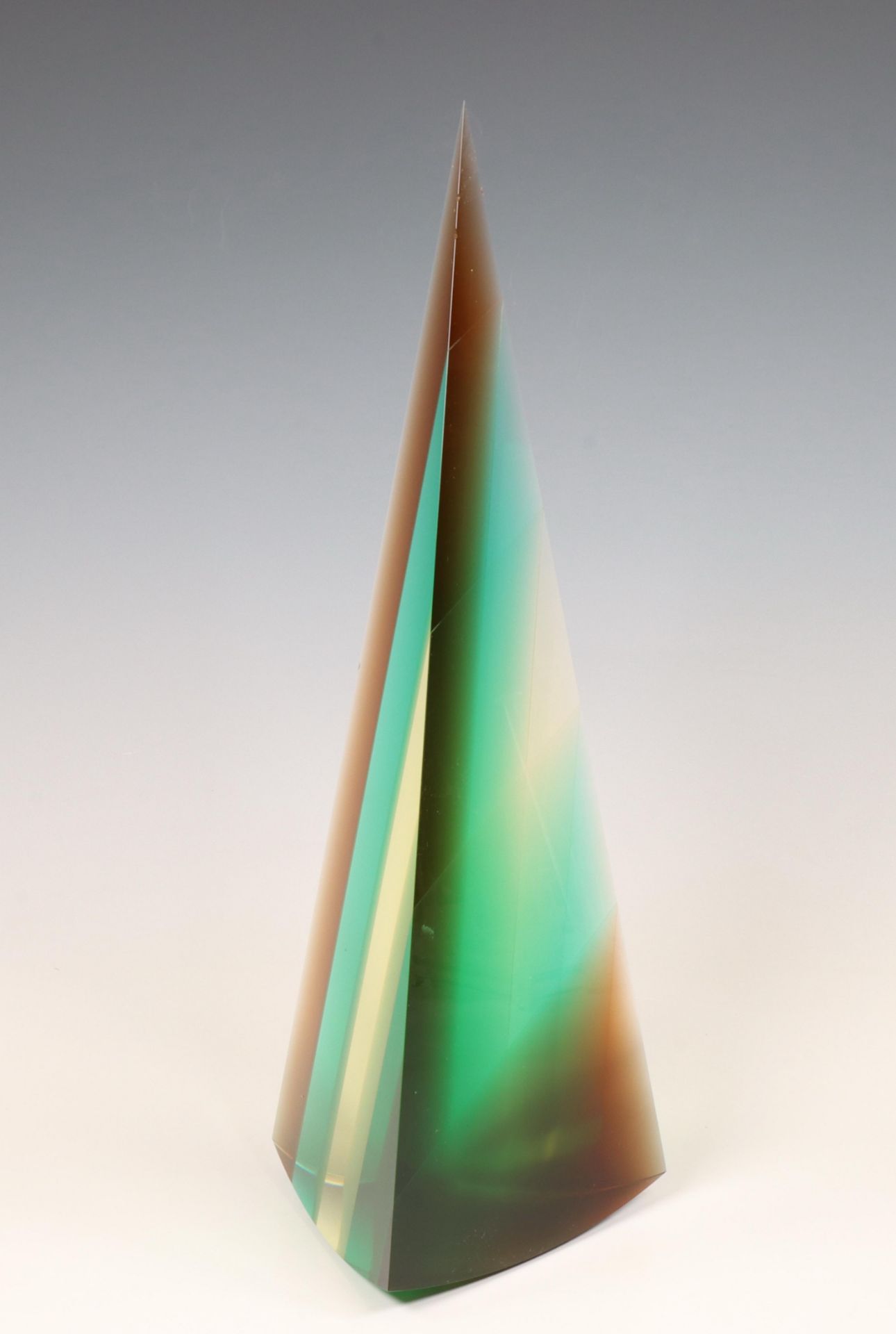 Lubomir Artz (1946-2015), geslepen en gepolijste glassculptuur "Coloured Pyramid", circa 1990.