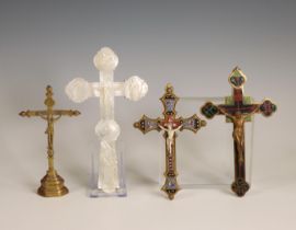 Vier diverse crucifixen, 19e eeuw;