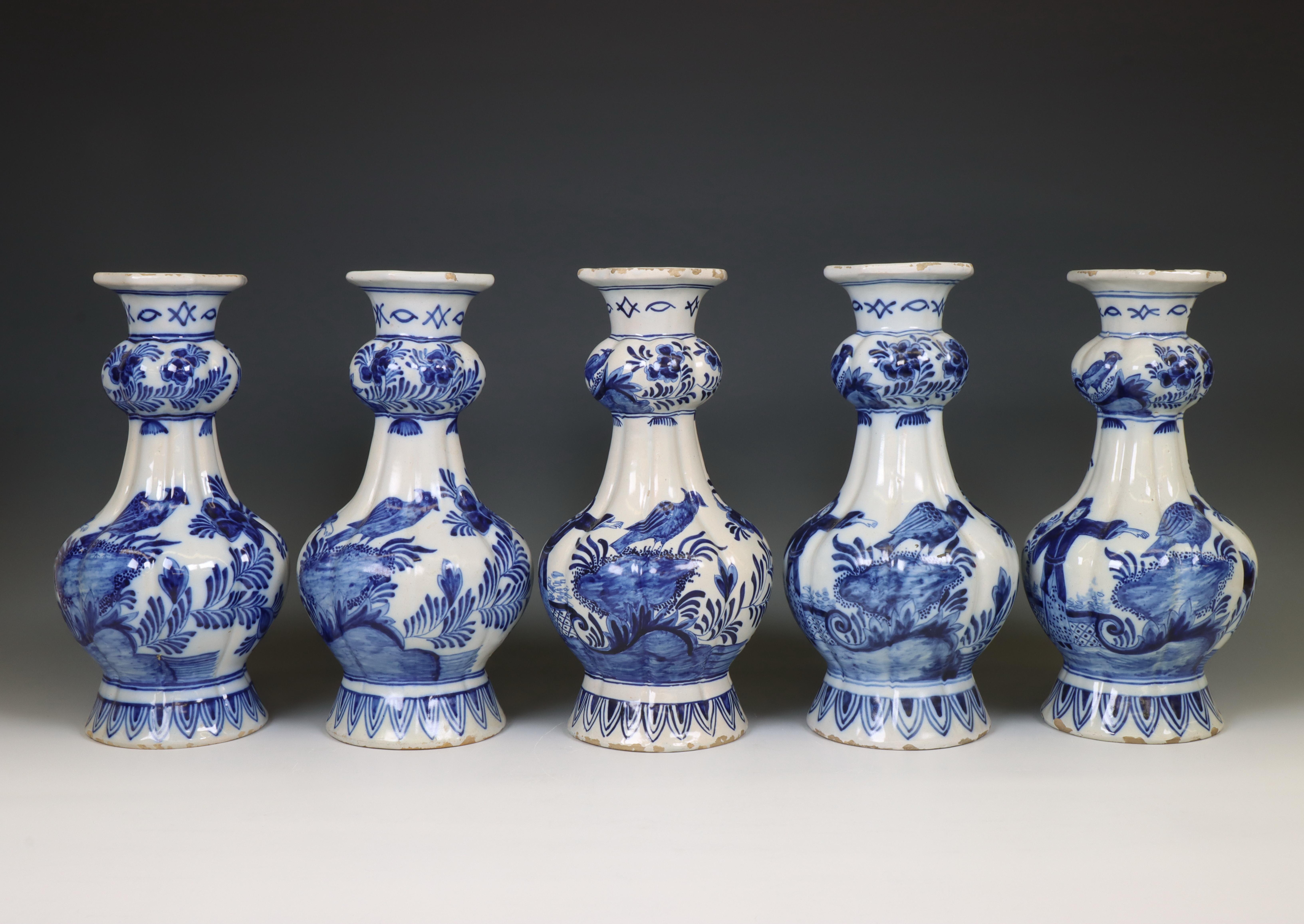 Delft, Van Duijn, een set van vijf geribde blauw-wit aardewerken knobbelvazen, 19e eeuw, - Image 5 of 5