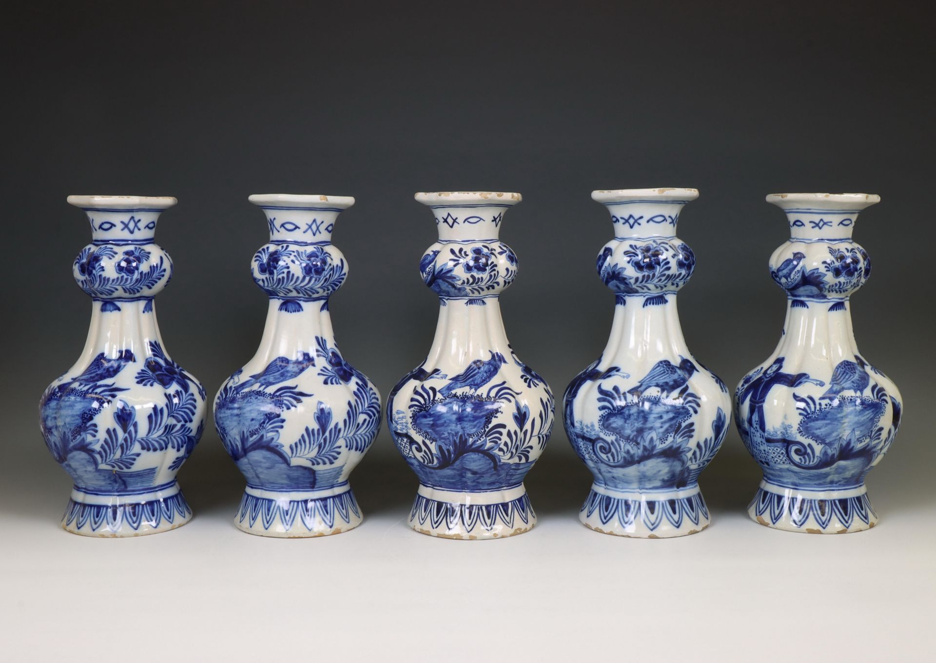 Delft, Van Duijn, een set van vijf geribde blauw-wit aardewerken knobbelvazen, 19e eeuw, - Bild 5 aus 5