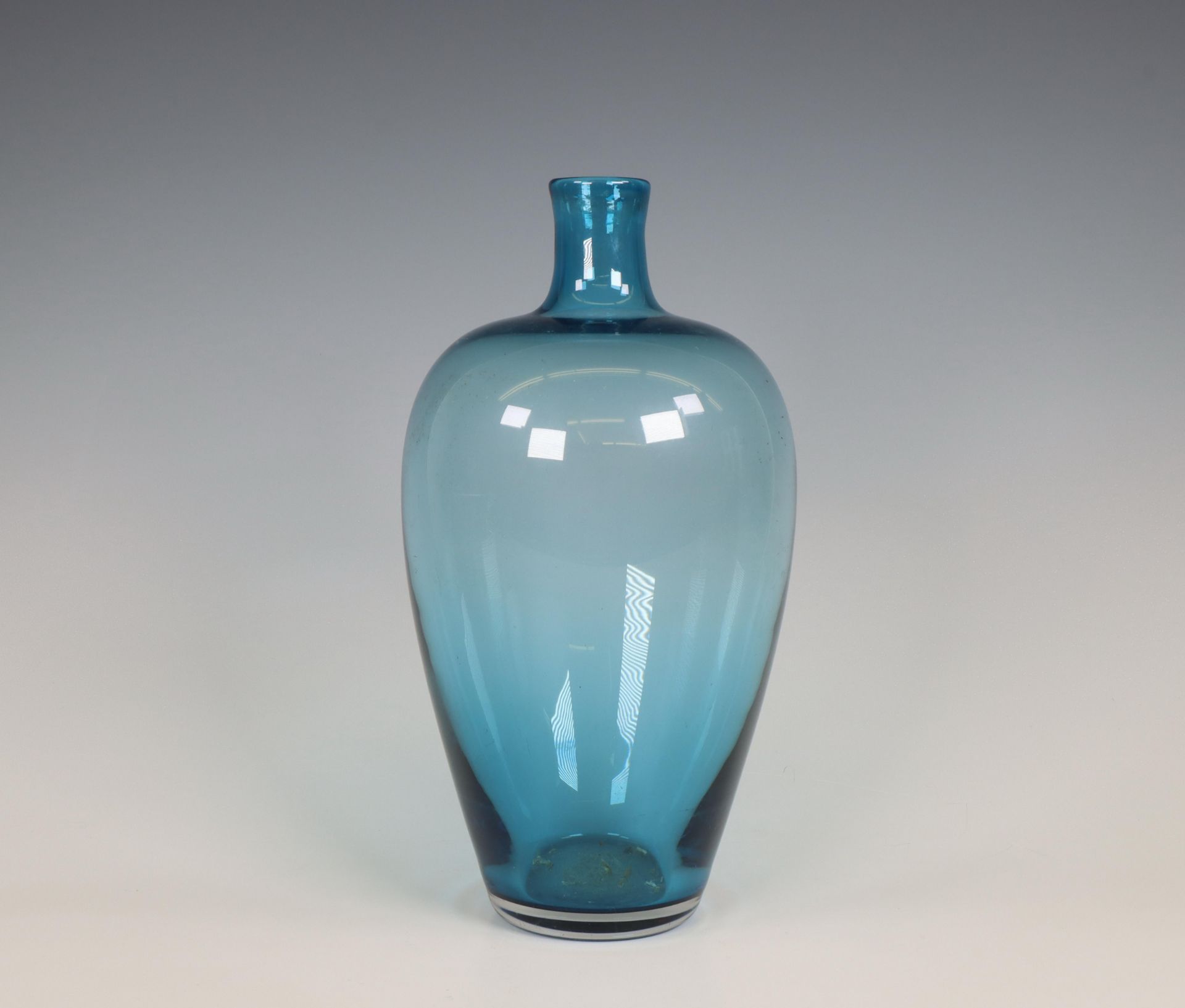 Floris Meydam [1919-2011], blauw glazen Serica fles, 1962