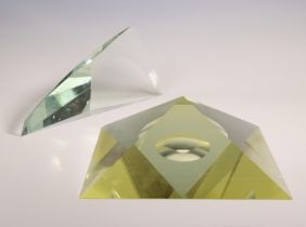 Onbekend, twee optisch geslepen glas sculpturen, pyramide vorm en gebogen prisma,