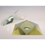 Onbekend, twee optisch geslepen glas sculpturen, pyramide vorm en gebogen prisma,