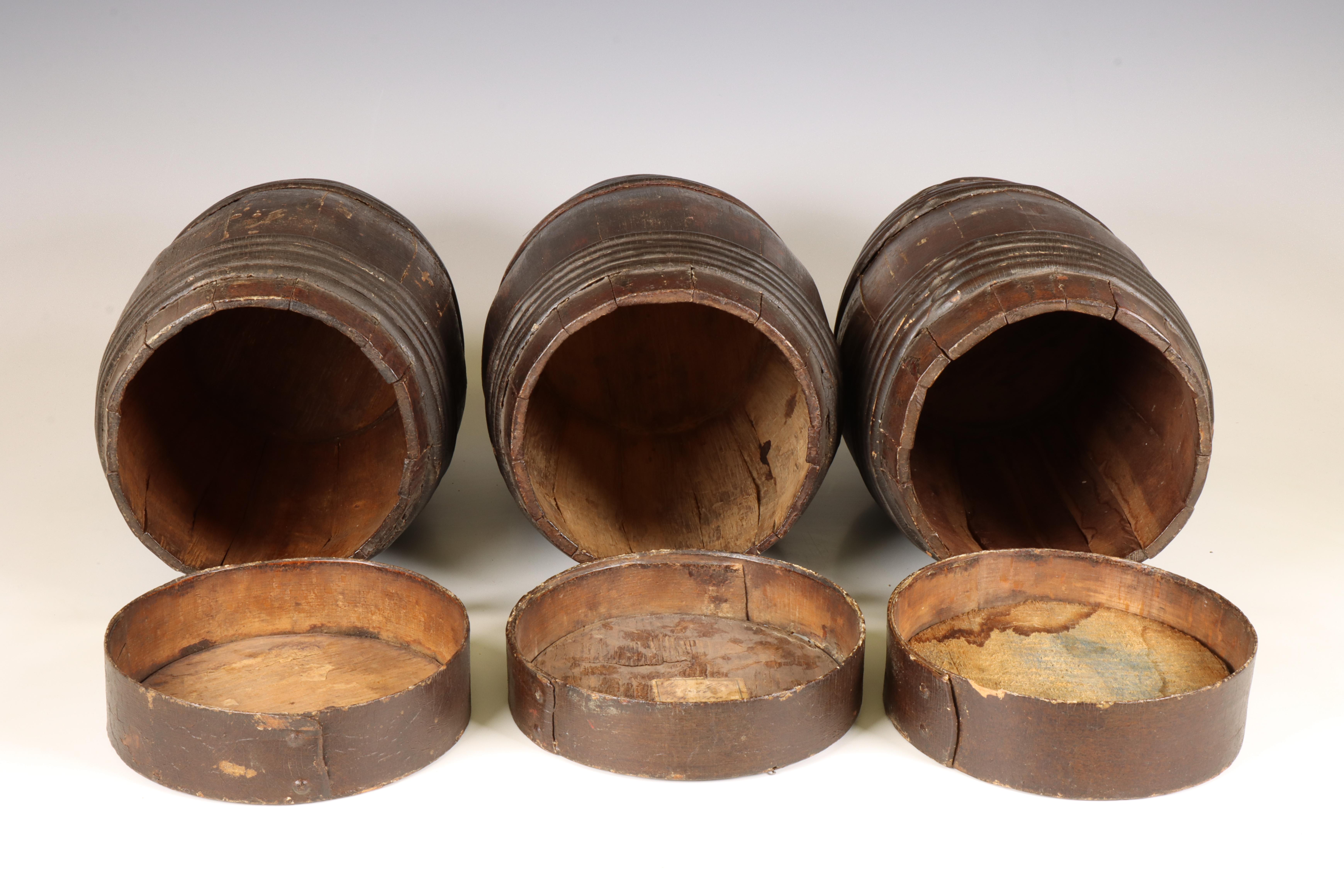 Drie bruin geschilderde gekuipte houten tabakstonnetjes, ca. 1800; - Image 2 of 2