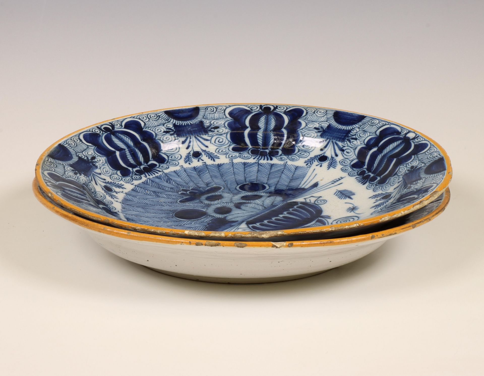 Delft, twee blauw wit aardewerk pauwenschotels. Quirinus Mesch, circa 1780. - Bild 2 aus 3