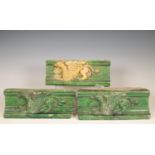 Duitsland, drie groen geglazuurde aardewerk reliëf tegels, 18e eeuw;
