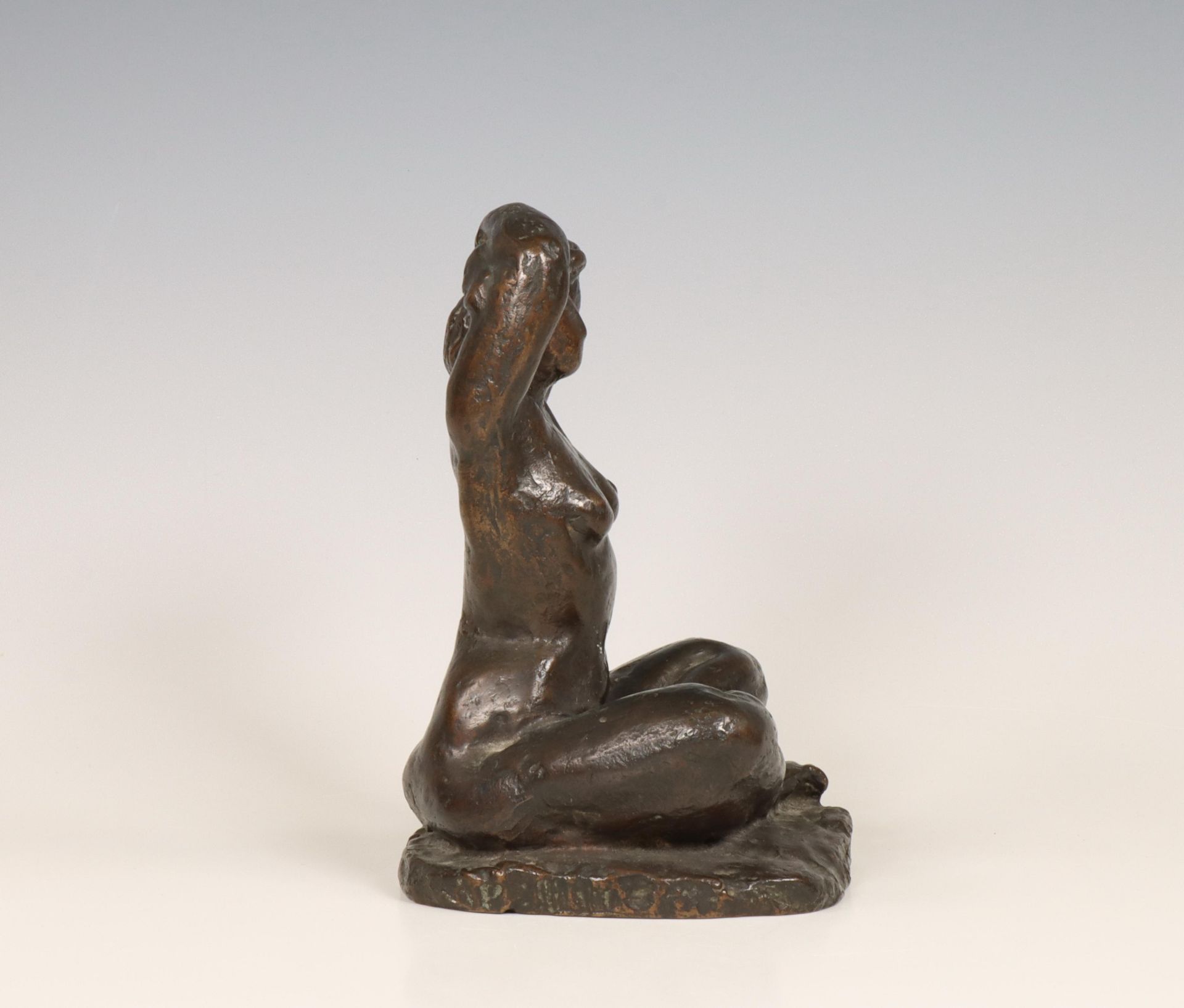 Charlotte van Pallandt (1898-1997), bronzen sculptuur van vrouw in keermakers zit met handen boven h - Image 3 of 7
