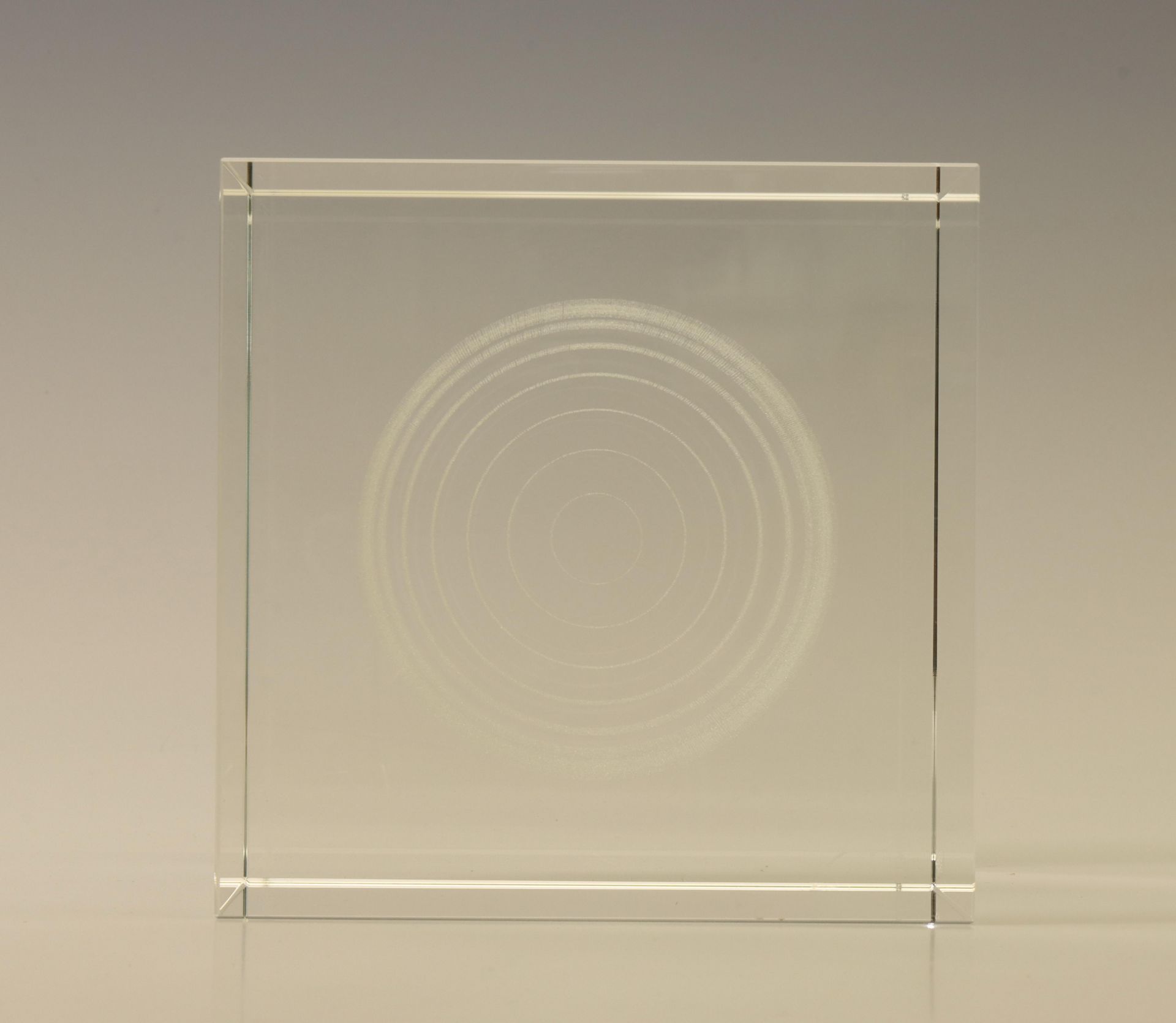 Stepan Pala (1944), glazen kubus met concentrische cirkels.