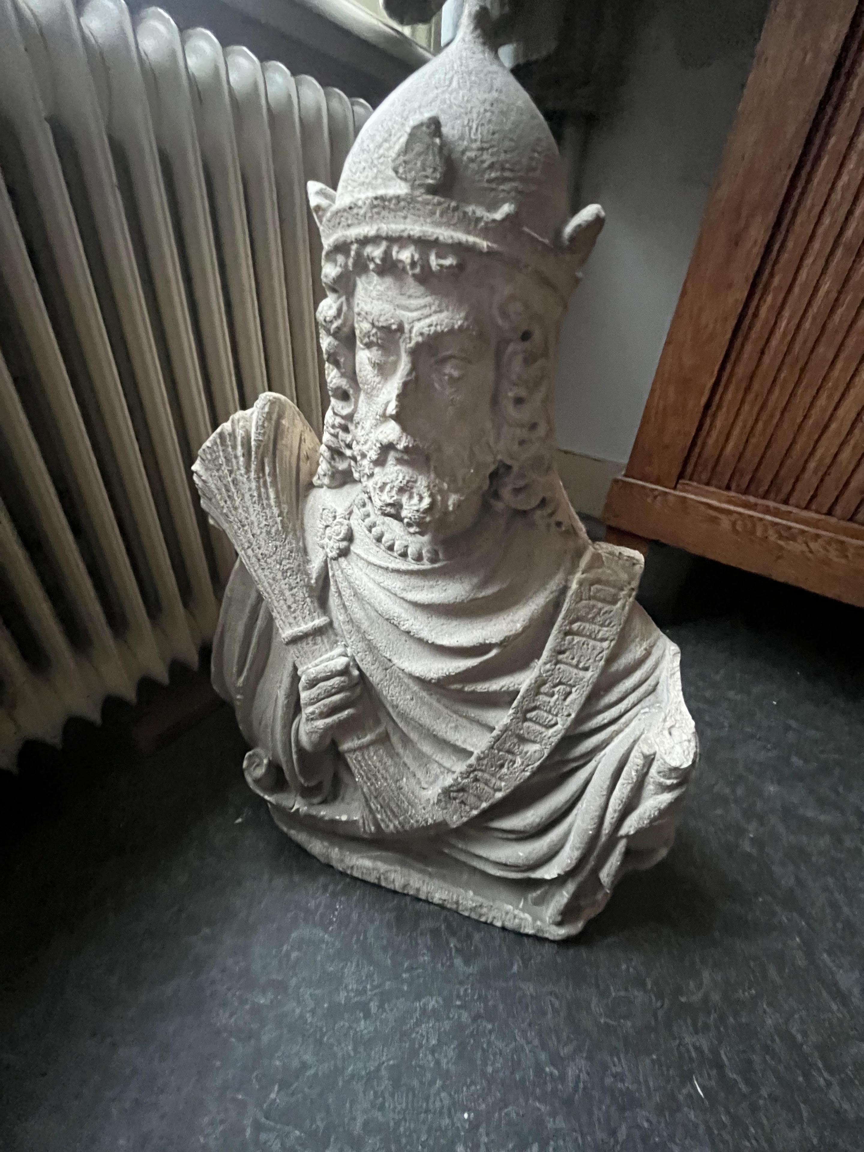 Frankrijk, gekapt stenen buste van koning met korenschoof, vermoedelijk Karel de Grote, 18e/19e eeuw