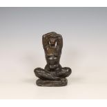Charlotte van Pallandt (1898-1997), bronzen sculptuur van vrouw in keermakers zit met handen boven h