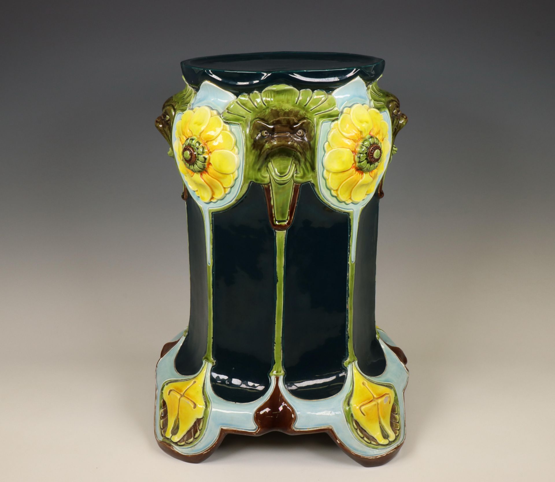 Manufactuur Julius Dressler. Aardewerk majolica piedestal, Oostenrijk, circa 1900.