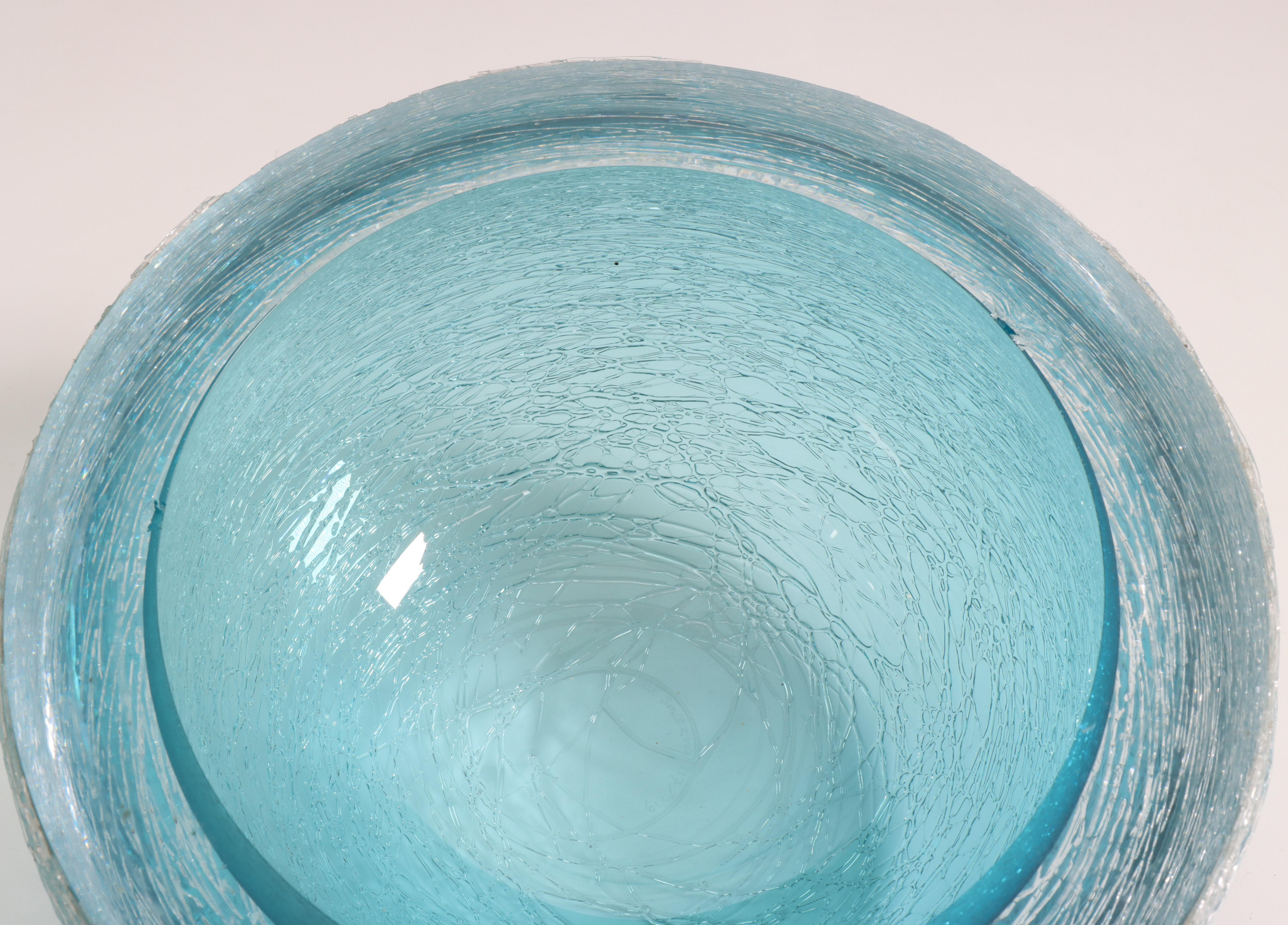 Bibi Smit (1965), licht blauw glazen kom, omwonden met glasdraad, - Image 3 of 3