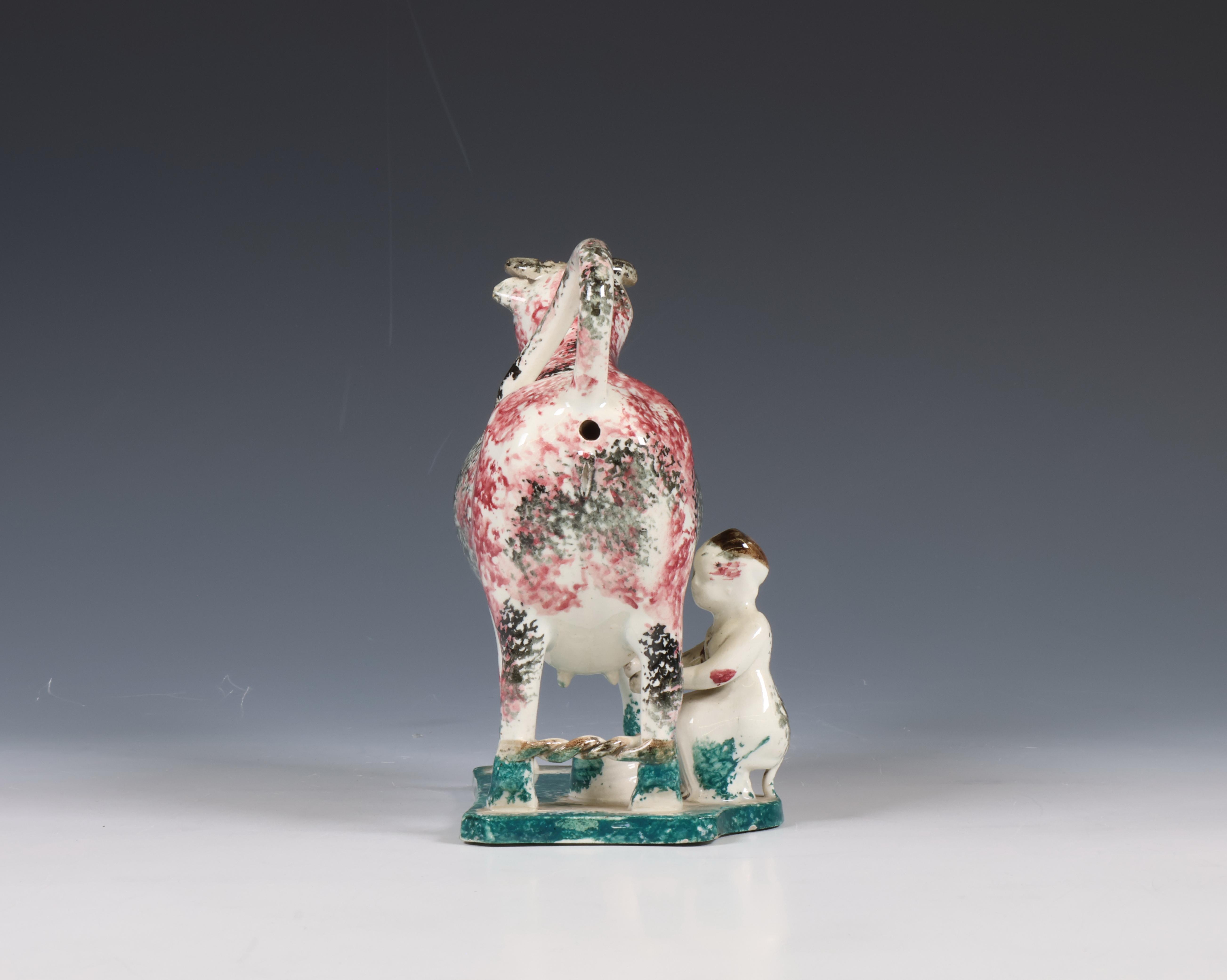 Mogelijk Frankrijk, polychrome aardewerken melkkan in de vorm van een koe, 19e eeuw, - Image 3 of 6
