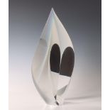 Christopher Ries (1952), geslepen en gepolijst glazen sculptuur "White Lotus". Circa 1995.