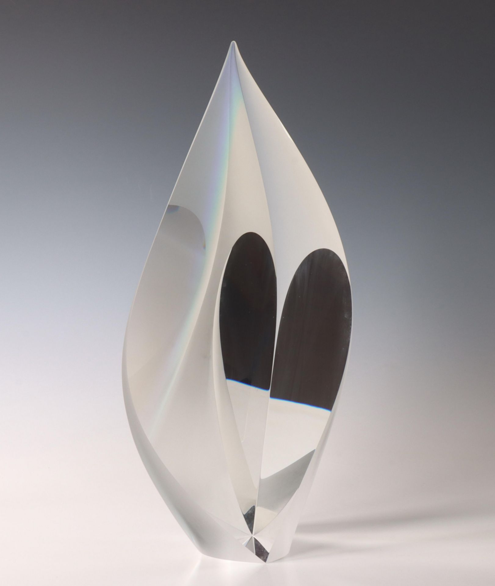 Christopher Ries (1952), geslepen en gepolijst glazen sculptuur "White Lotus". Circa 1995.