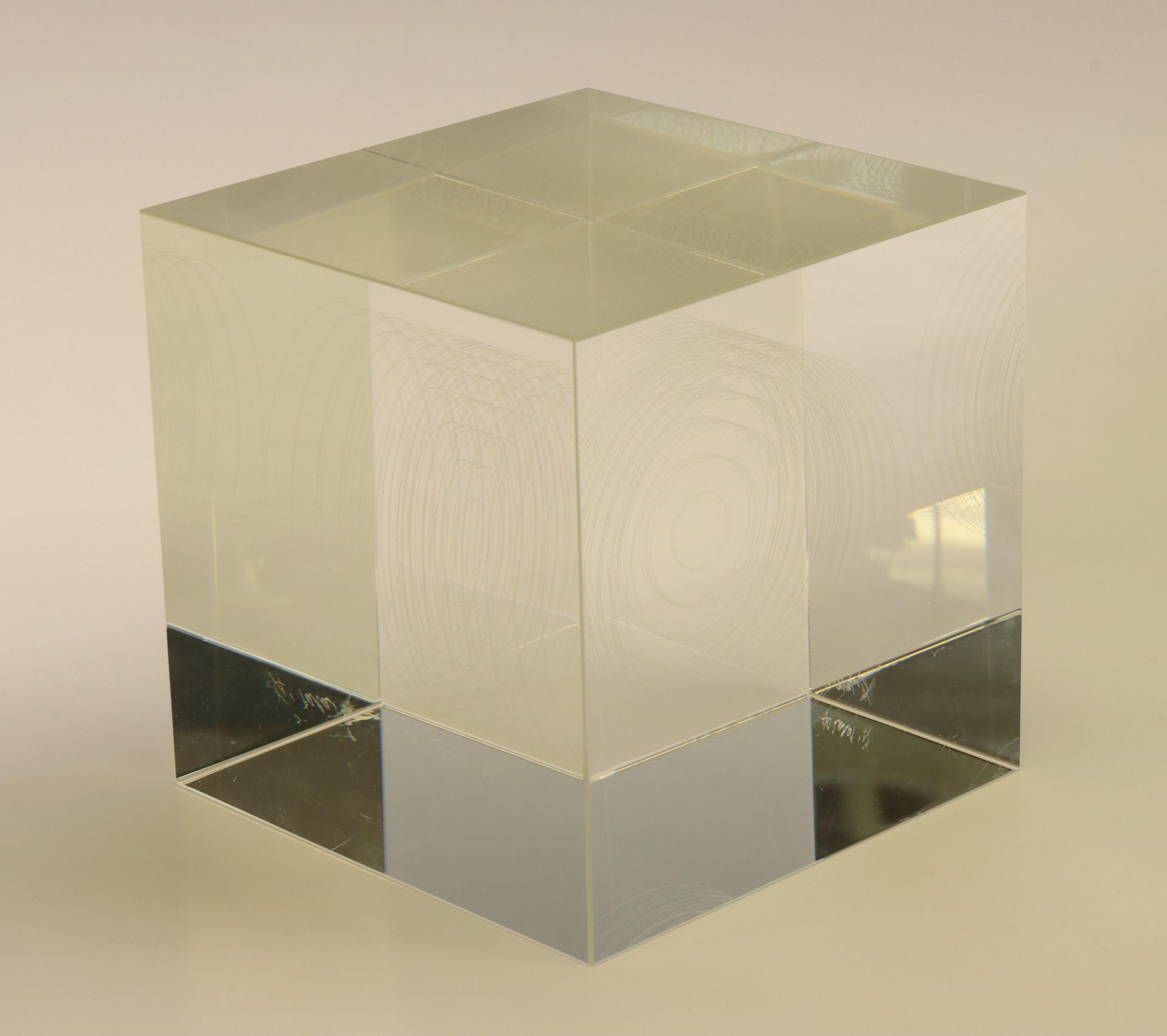 Stepan Pala (1944), glazen kubus met concentrische cirkels. - Image 3 of 3