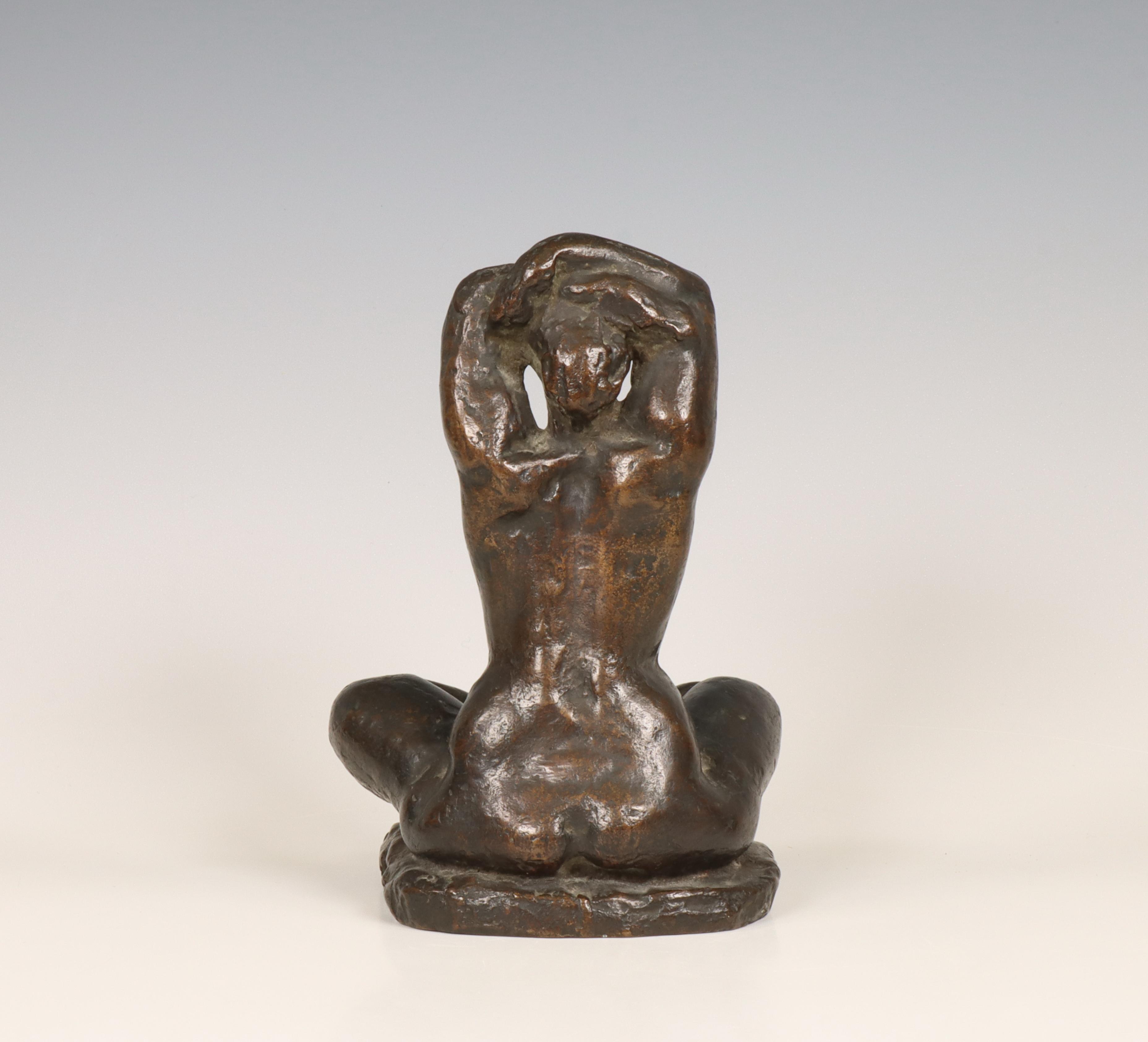 Charlotte van Pallandt (1898-1997), bronzen sculptuur van vrouw in keermakers zit met handen boven h - Image 2 of 7